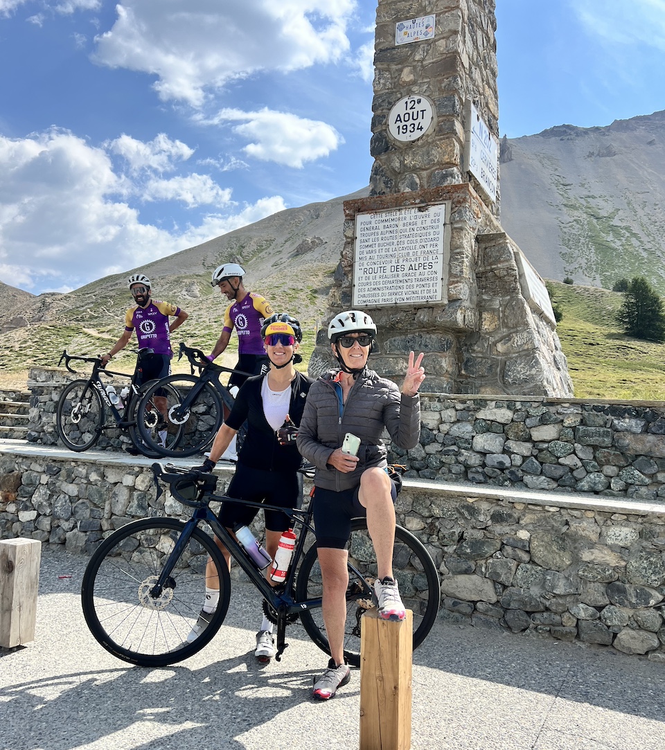 Pascale Chollet en haar elektrische fiets tijdens haar tocht door de Alpen