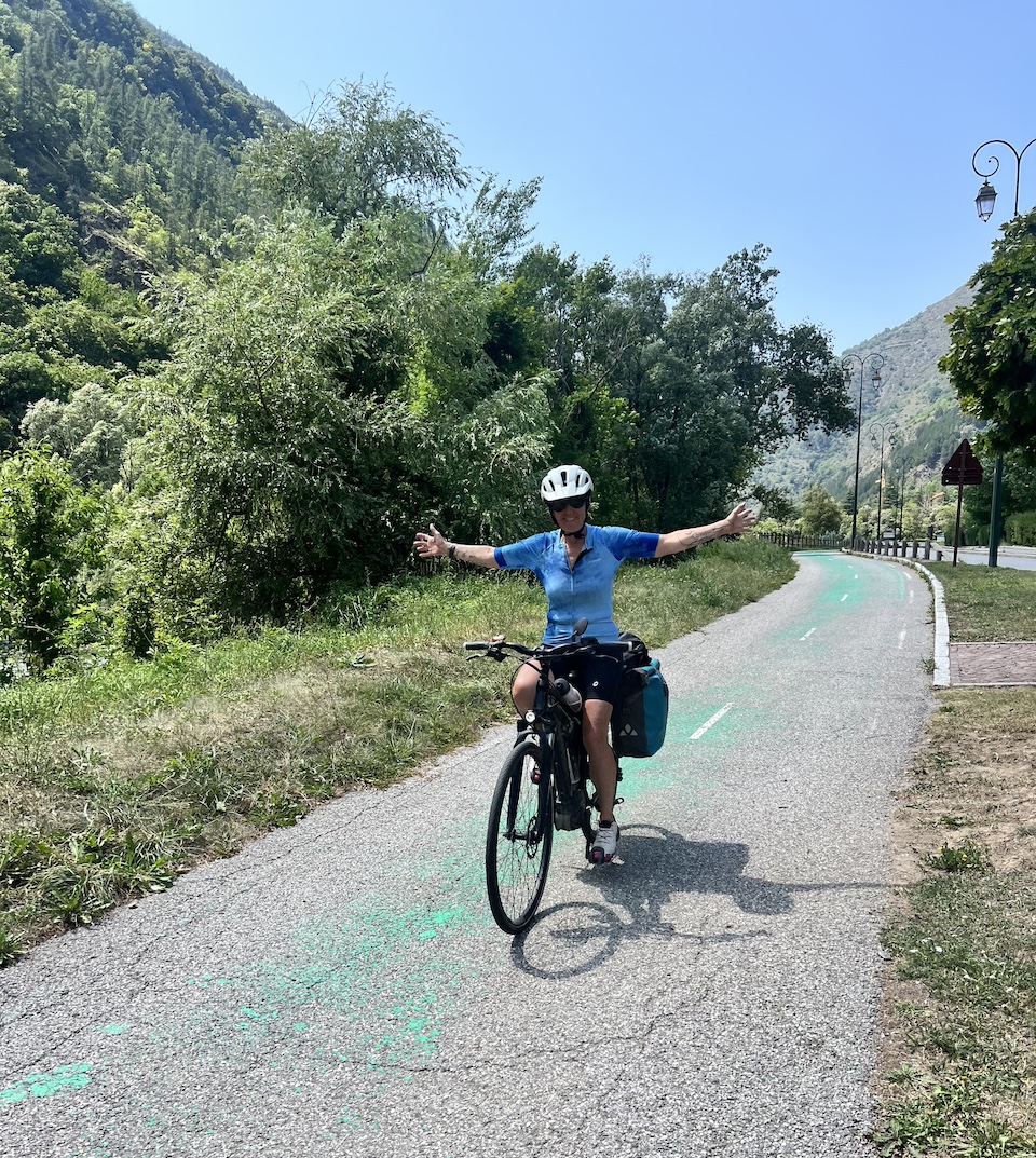 Pascale Chollet op fietstocht langs de Route des Grandes Alpes