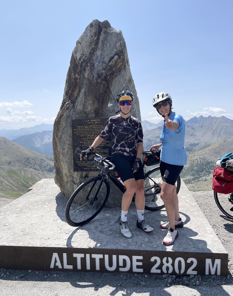 Pascale Chollet op de fiets in de Alpen