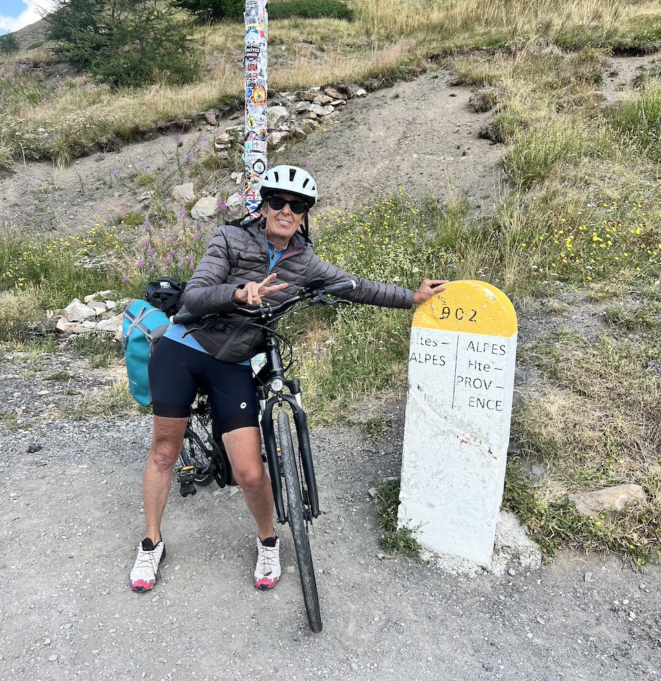 Pascale Chollet op de fiets in Vars op de Route des Grandes Alpes