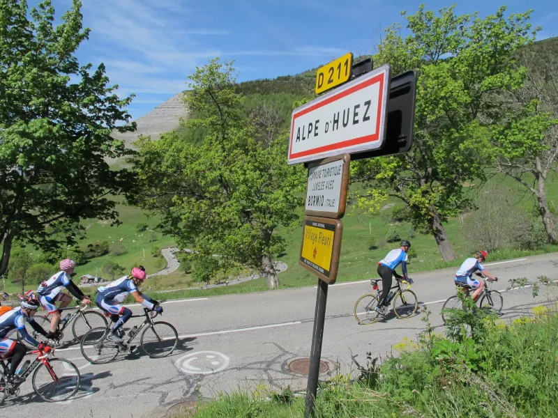 Alpe D'Huez bord met fietsers