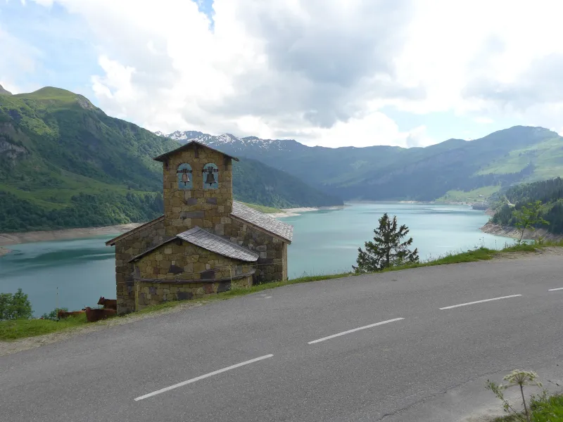 Kapel en meer van Roselend