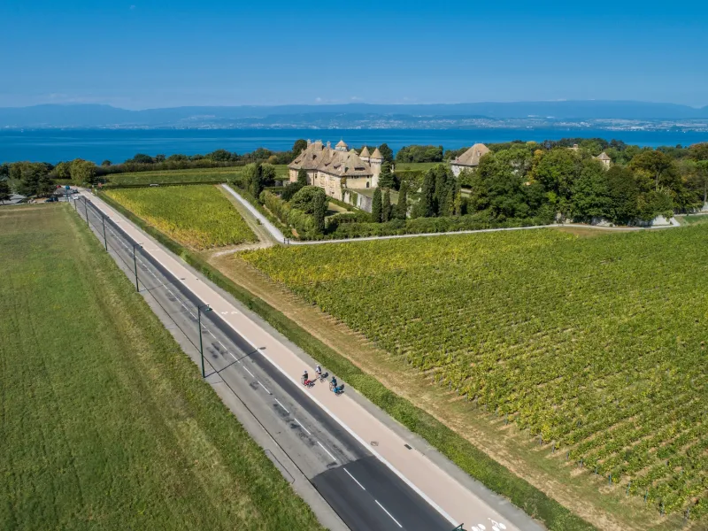 Fietsers voor het Château de Ripaille in Thonon-les-bains