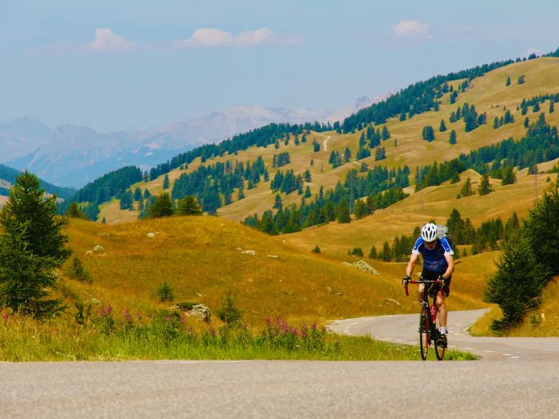 Fietser op de Col de Vars op de RGA