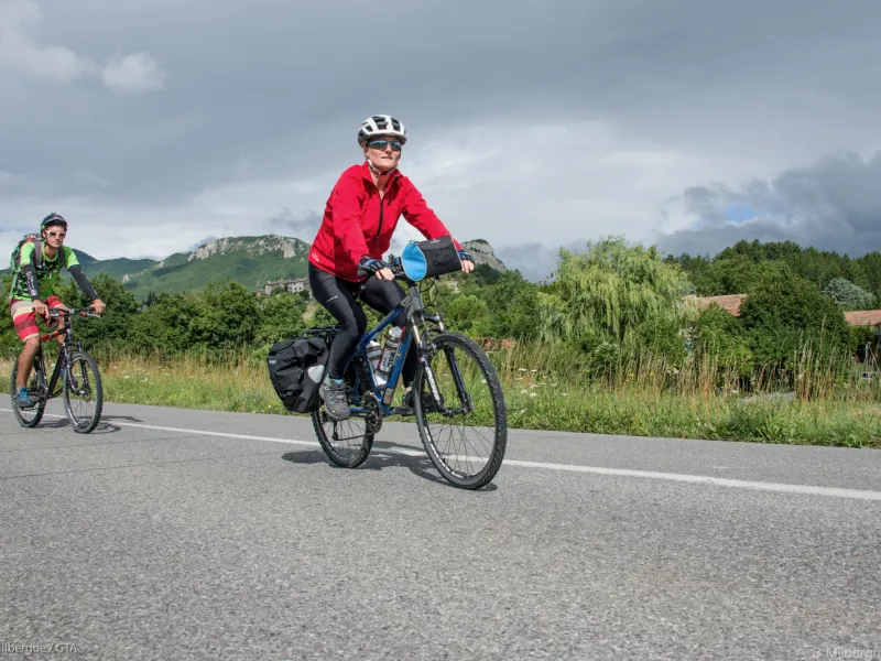 Paar fietst op de wegen van de Baronnies Provençales