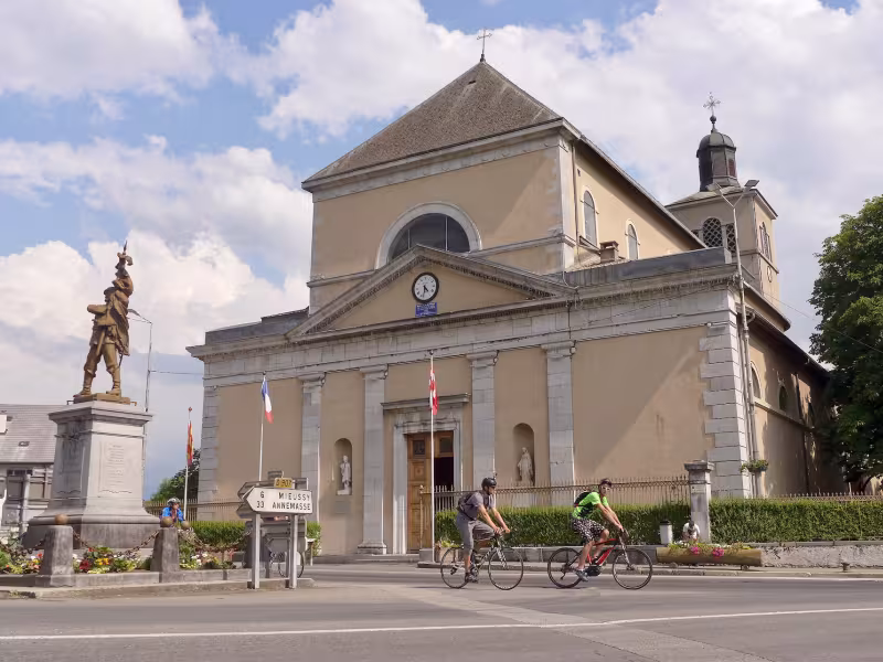 Fietsers voor de Saint-Jean-Baptiste kerk in Taninges