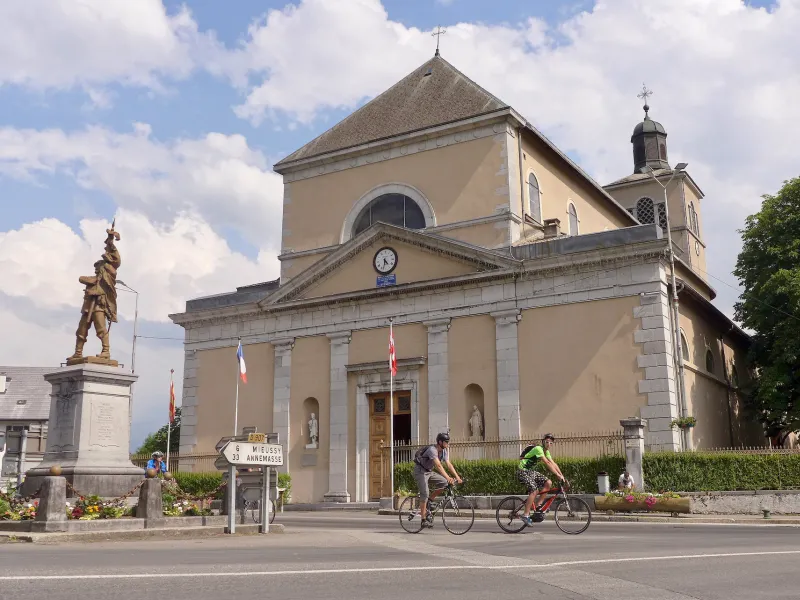 Fietsers voor de Saint-Jean-Baptiste kerk in Taninges