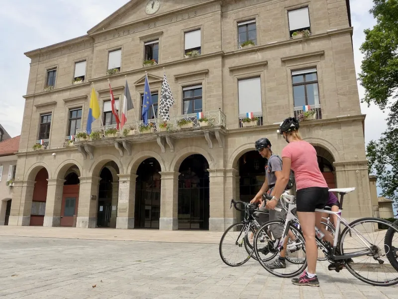 Start van de Route des Grandes Alpes op de fiets voor het stadhuis van Thonon-les-Bains