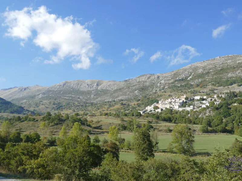 Dorp Coursegoules op de zuidelijke hellingen van de Cheiron