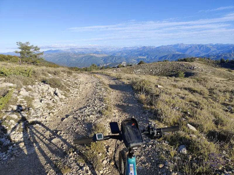 Uitzicht op de Mercantour vanaf de hoogvlakten van Préalpes d'Azur