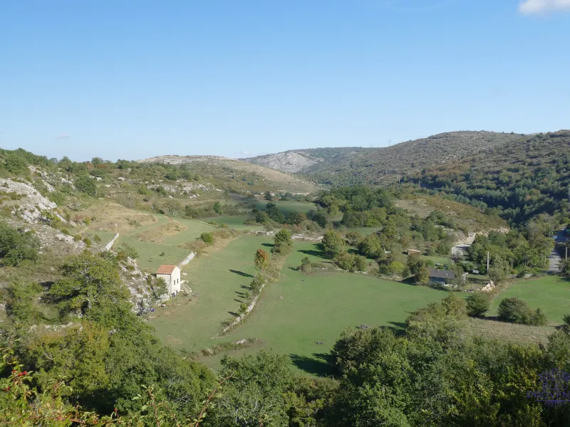 Panoramisch uitzicht op de kalksteenplateaus van de Alpes Maritimes