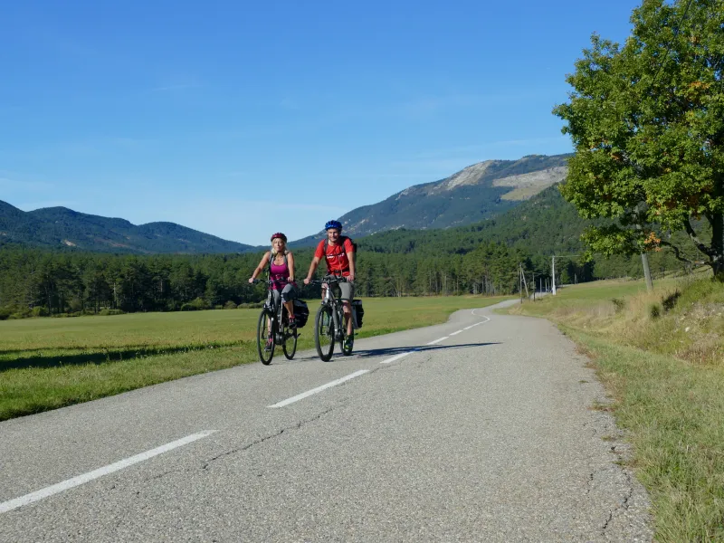 Fietsers verlaten Saint-Auban
