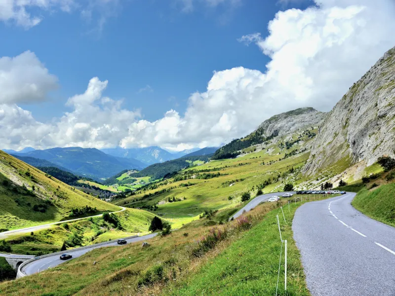 Afdaling naar Le Grand Bornand vanaf de Col de la Colombière