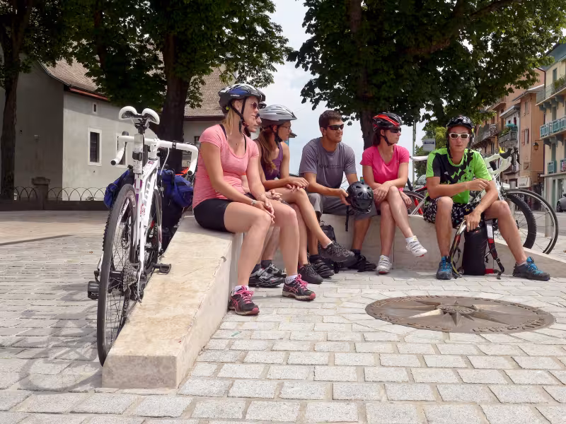Groep met fiets vertrek vanaf Route des Grandes Alpes