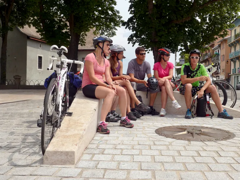 Groep met fiets vertrek vanaf Route des Grandes Alpes