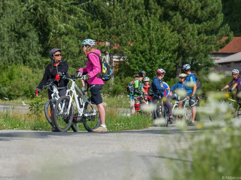 Groep fietsers op de P'tites Routes du Soleil
