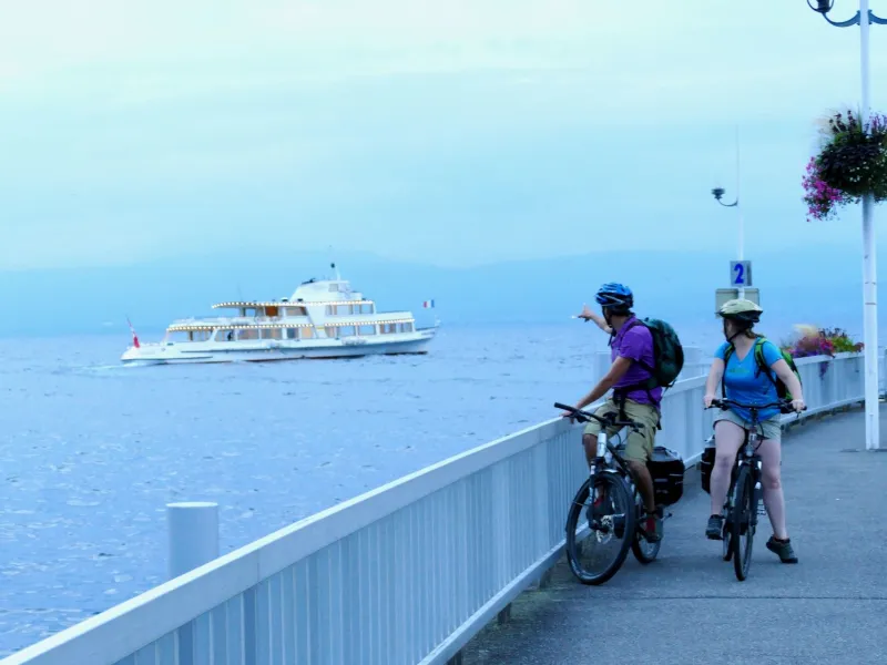 Vertrek van een boot op het meer van Genève vanuit de haven van Thonon-les-Bains