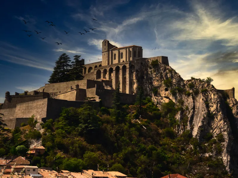 De majestueuze citadel van Sisteron kondigt de aankomst in de Alpes de Haute-Provence aan