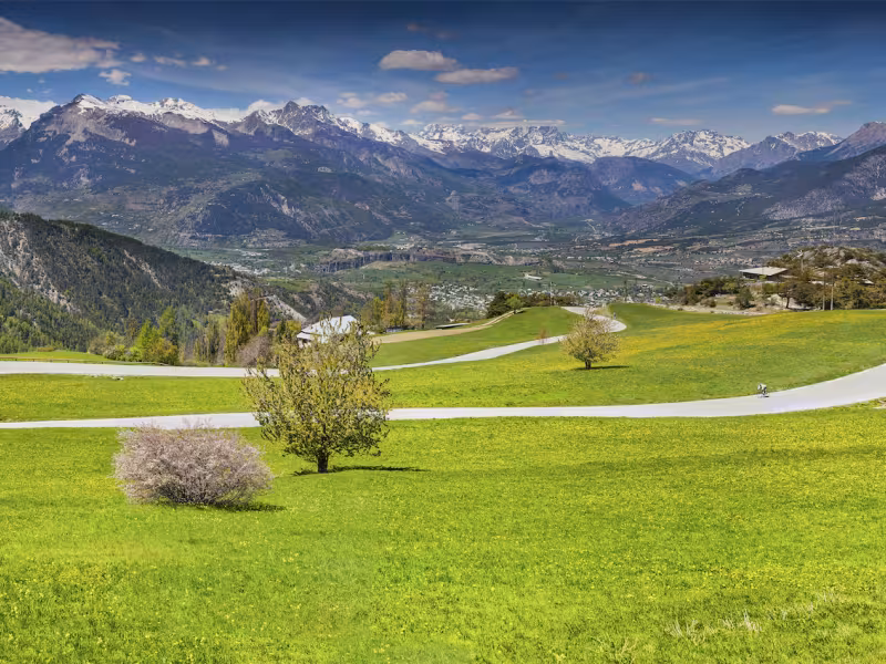 Kantklossen op de Col de Vars met uitzicht op de Durance vallei