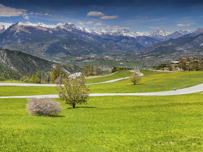 Kantklossen op de Col de Vars met uitzicht op de Durance vallei