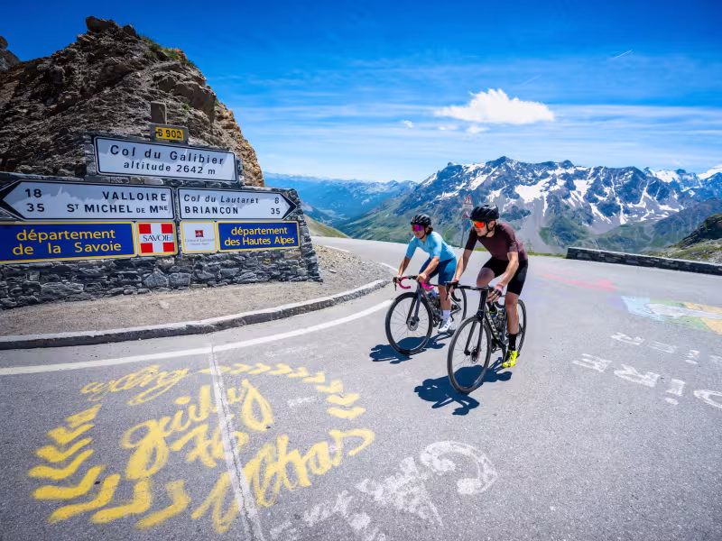 Aankomst op de top van de Col du Galibier, de graal van een fietser