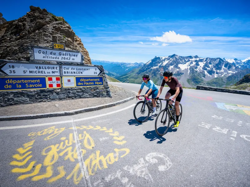 Aankomst op de top van de Col du Galibier, de graal van een fietser