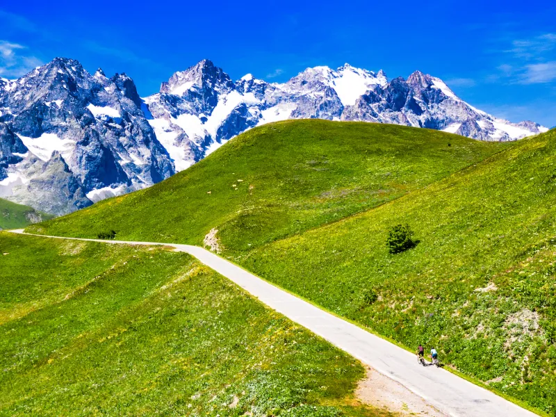 Gletsjers en toppen van het Ecrins-massief vanaf de zuidkant van Galibier