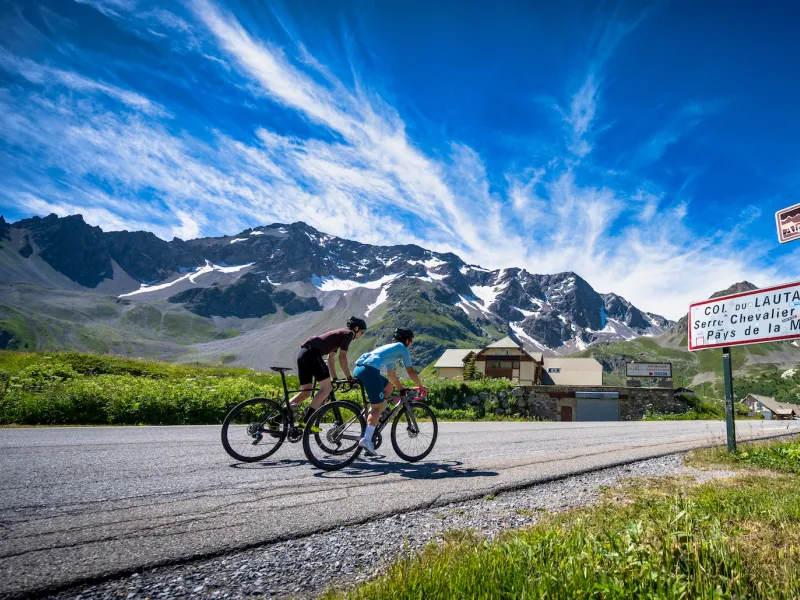 Fietsers op de Col du Lautaret op de Grandes Alpes® Route