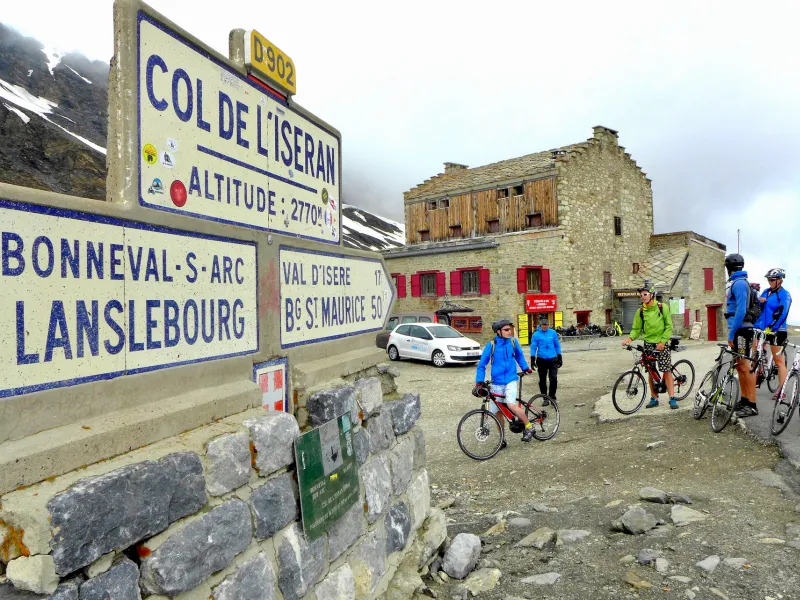 Fietsen naar de top van de Col de l'Iseran, de hoogste bergpas van Europa en de heilige graal voor fietsers