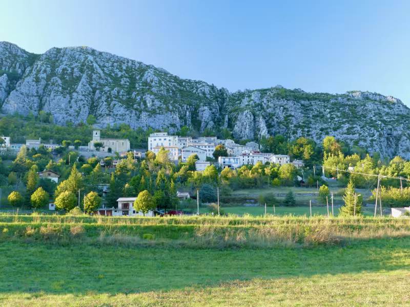 Het dorp Saint-Auban in de Alpes Maritimes