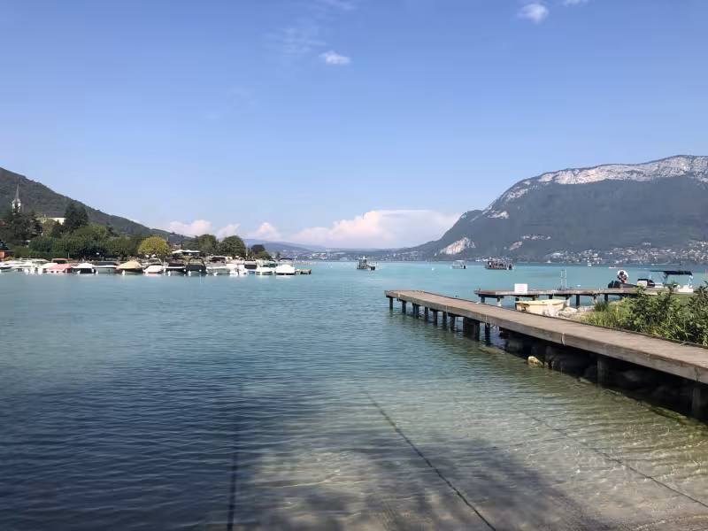De haven van Sevrier aan het meer van Annecy