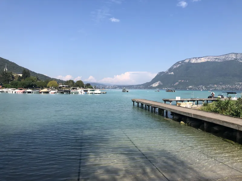 De haven van Sevrier aan het meer van Annecy