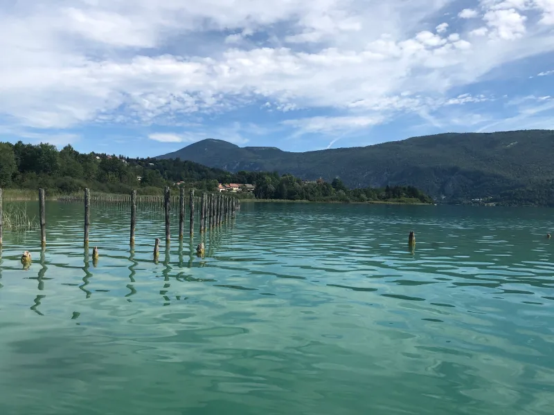 Het kristalheldere water van Lac d'Aiguebelette bij Lepin-le-Lac