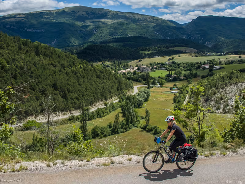 Panoramisch uitzicht op de hoge vallei van de Méouge vanaf Col Saint-Jean