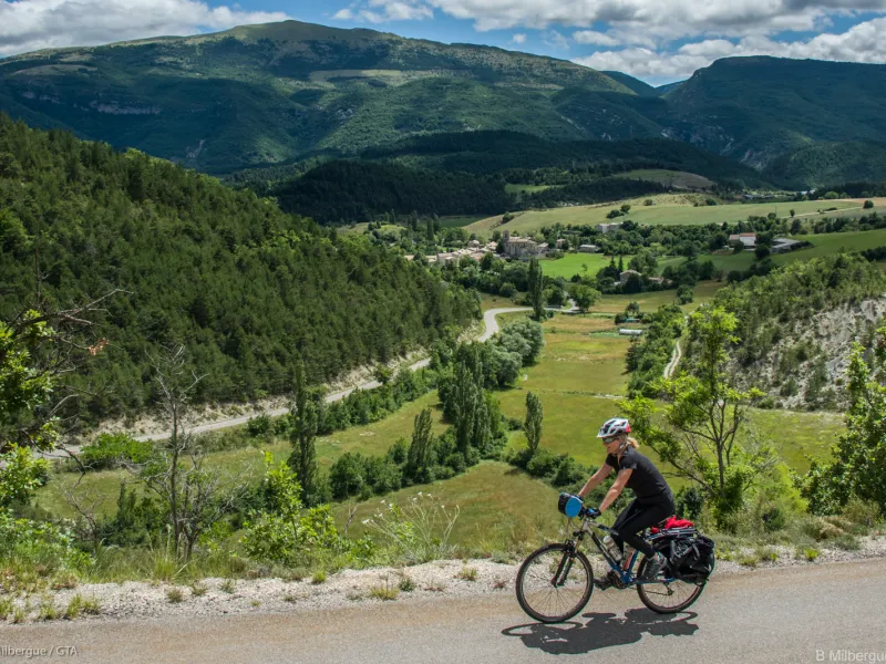 Panoramisch uitzicht op de hoge vallei van de Méouge vanaf Col Saint-Jean
