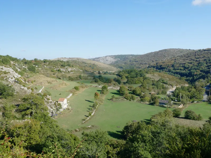 Panoramisch uitzicht op de kalksteenplateaus van de Alpes Maritimes