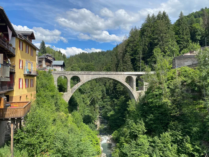 Brug over de Arly bij Flumet