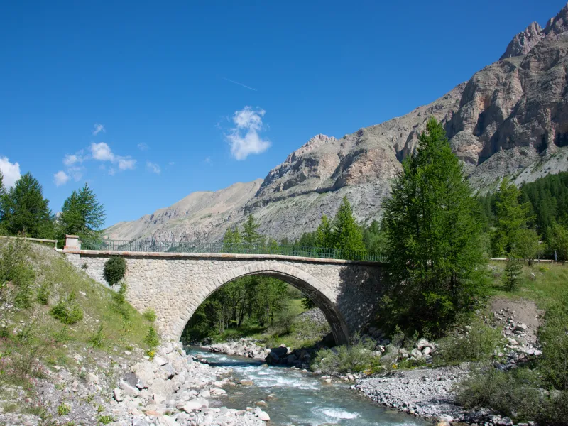 Brug over de Bachelard tijdens de beklimming van de Col de la Cayolle