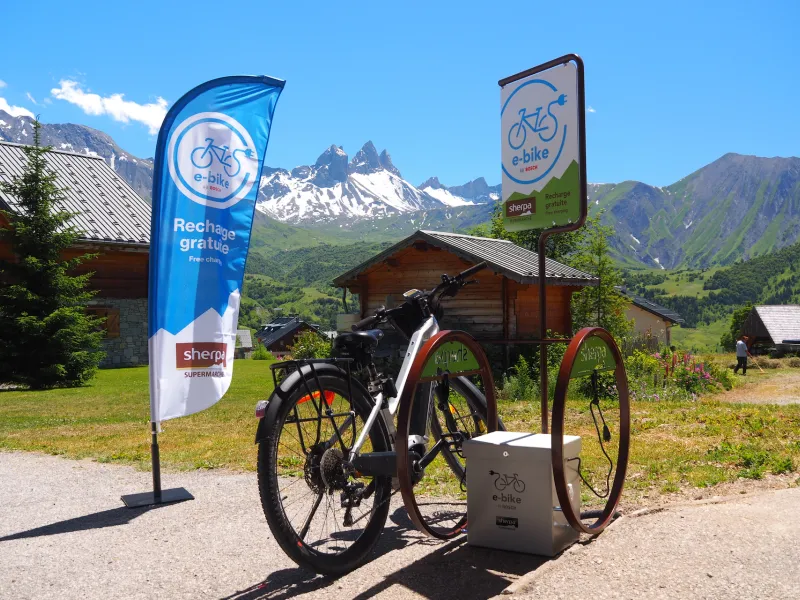 Je fiets opladen met uitzicht op de Aiguilles d'Arves