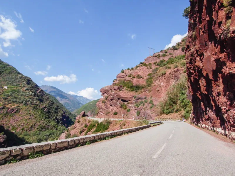 Gekleurde rotsen in de kloven van de Alpes-Maritimes