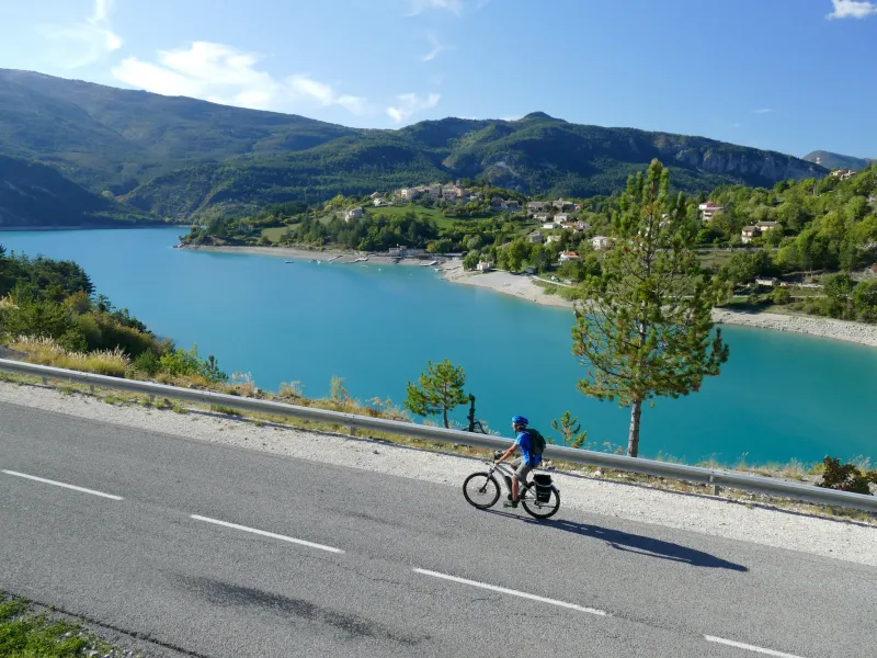 Aan de oever van het meer van Castillon in Saint-Julien-du-Verdon