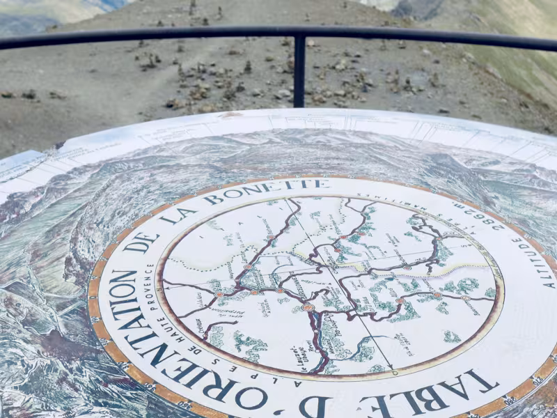 Oriëntatietafel bij de Cime de la Bonette, de hoogste Route van Europa