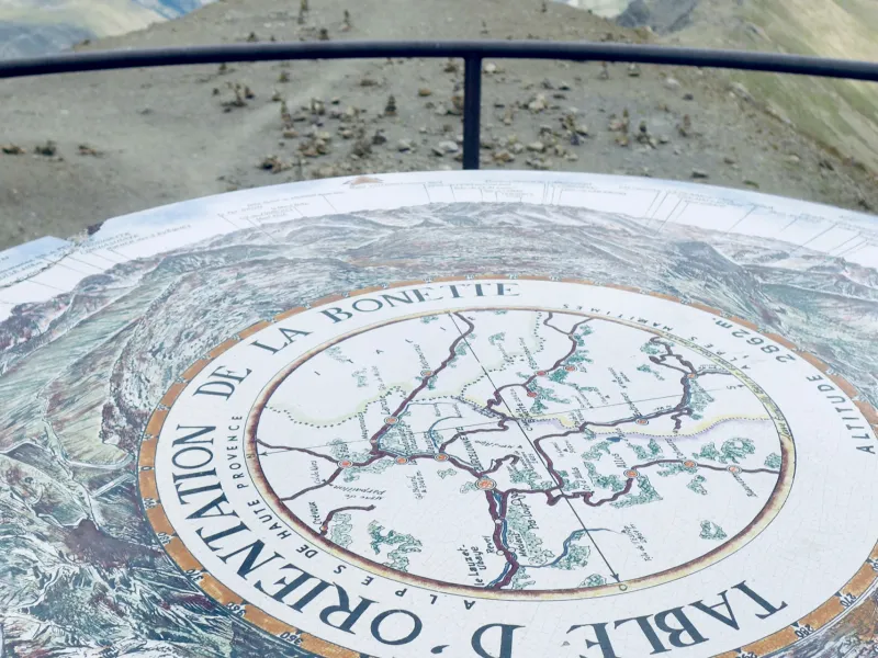 Oriëntatietafel bij de Cime de la Bonette, de hoogste Route van Europa