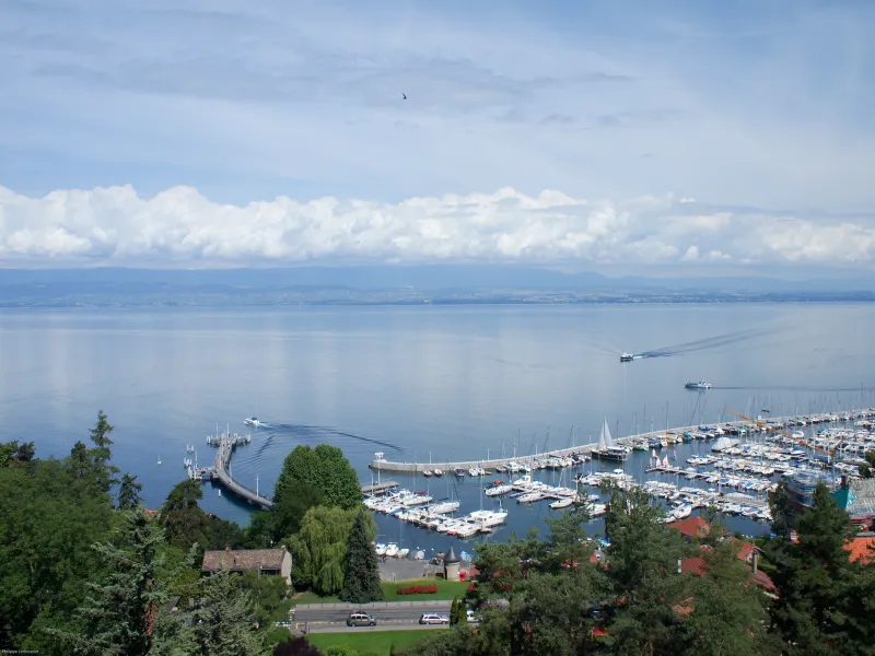 Uitzicht op het meer van Genève en de haven van Thonon-les-Bains
