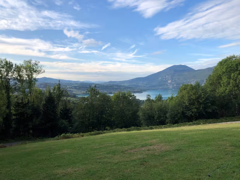Uitzicht op Lac d'Aiguebelette terwijl je naar Dullin klimt