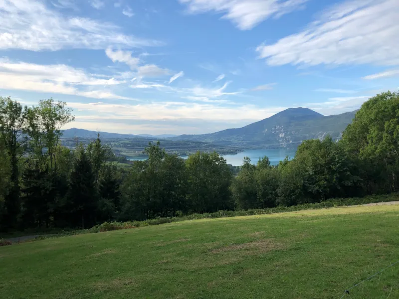 Uitzicht op Lac d'Aiguebelette terwijl je naar Dullin klimt