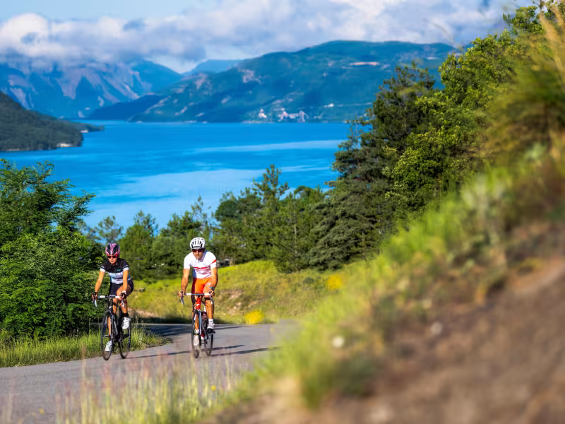 Uitzicht op het meer van Serre-Ponçon Côté Durance