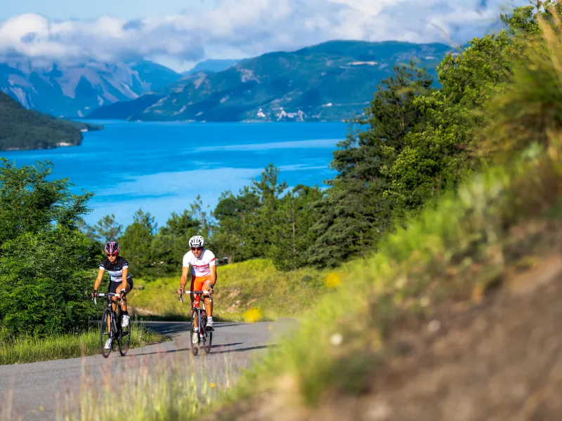 Uitzicht op het meer van Serre-Ponçon Côté Durance