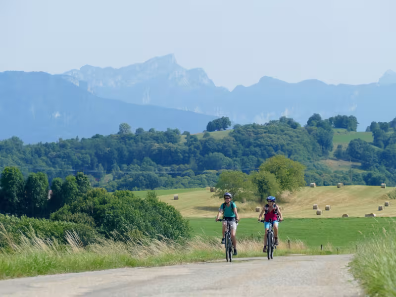 Fietsen op de wegen van het Savoyaardse voorland