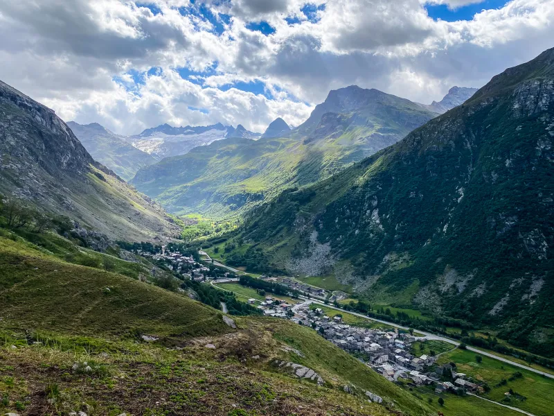 Uitzicht op Bonneval-sur-Arc vanaf de zuidkant van de Col de l'Iseran in Haute-Maurienne - Vanoise